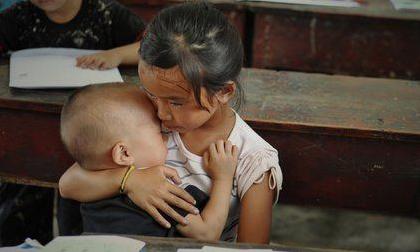 Bé gái mang em đến trường làm dân mạng xúc động