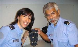 Hải quan Pháp bắt một người giấu nhiều chim trong quần