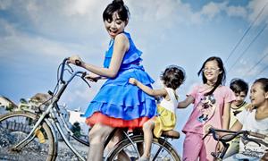 Tóc Tiên hồn nhiên bên fan nhí 