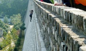 Leo lên tường cổ Nam Kinh để trốn vé