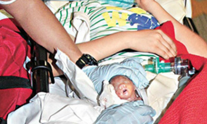 Bào thai 4 tháng đẻ rơi trong WC vẫn sống sót  