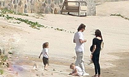 Gia đình Angelina Jolie dạo chơi trên biển Côn Đảo