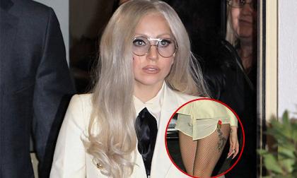 Gaga xuống phố "quên"... xỏ quần