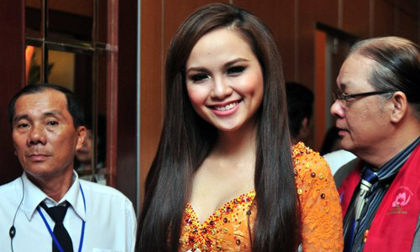 Diễm Hương gợi cảm với áo dài khoét sâu ngực!