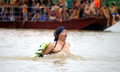 Hết hồn màn vượt sông Hồng của những kình ngư... tắm truồng