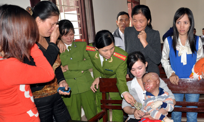 Rơi nước mắt hình ảnh cháu bé bị cha đẻ đốt tại phiên tòa!