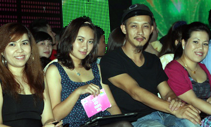 Khánh Linh công khai tình tứ với người tình