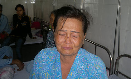 Con dâu dùng guốc cao gót nện mẹ chồng nứt sọ