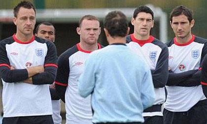 ĐT Anh đóng quân gần nhà chứa