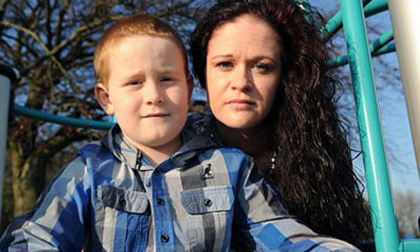 Kỳ lạ cậu bé cười là chết