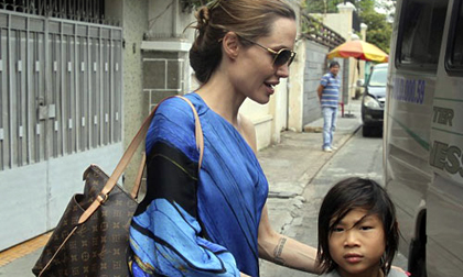 Phạm Quang Sáng, mẹ ruột và Angelina Jolie