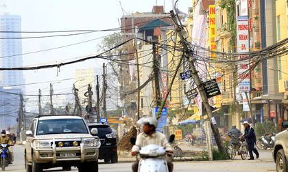 Những "kiệt tác" cột điện... nghiêng chỉ có ở Việt Nam