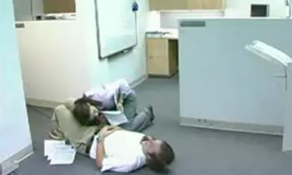 Tai nạn cười ra nước mắt nơi văn phòng