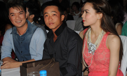 Clip: Hà Hồ hạnh phúc bên Cường Đô la trong ngày sinh nhật