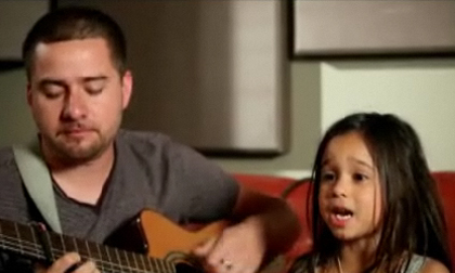 Bố đơn thân và con gái 6 tuổi làm "lụt" Youtube