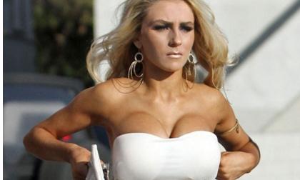 "Cô dâu 17 tuổi" vất vả vì ngực chực tuột ra ngoài 