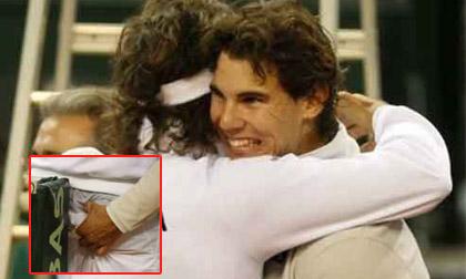 Nadal tranh thủ "sàm sỡ" đồng nghiệp 