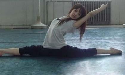 'Thiếu nữ xoạc chữ I' làm điên đảo thế giới mạng