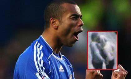 Ashley Cole tấn công người hâm mộ Arsenal