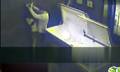 Cặp tình nhân quan hệ trong... quan tài