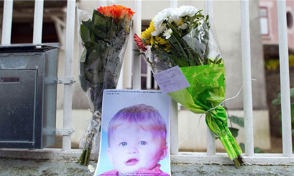 Bé trai 3 tuổi bị bố phạt nhét vào máy giặt