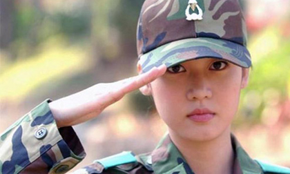 Vẻ đẹp của những nữ quân nhân trong quân đội các nước