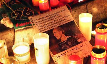 Cầu thủ tự tử: Những góc khuất ngoài sân cỏ 