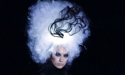 Quỳnh Thy "cực độc" với tóc... phát sáng