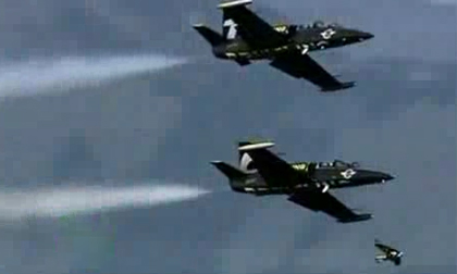 Video: Thót tim cảnh 'người bay' liệng cùng phản lực