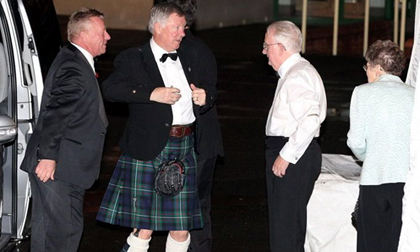 Sir Alex mặc... váy đi dự tiệc