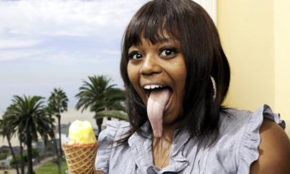 Cô gái có cái lưỡi dài nhất thế giới!