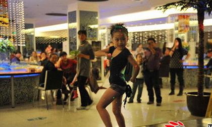 Trung Quốc: 7 tuổi đã làm ‘gái nhảy’ nuôi cả nhà