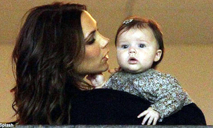 Nhóc Harper tròn mắt xem... bố đá bóng