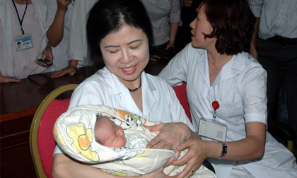 Video: Bé bị bắt cóc trở về bên mẹ