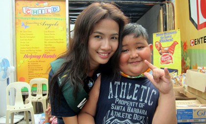 Phan Thị Mơ thăm trại trẻ mồ côi cùng Hoa hậu Trái Đất