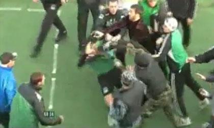 Phẫn nộ cảnh cầu thủ bị đánh gần chết trên sân!