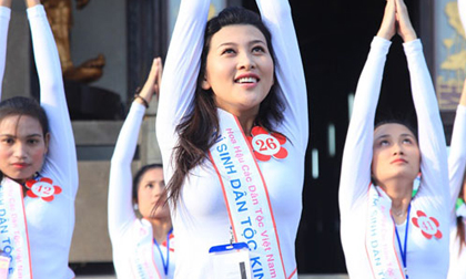 Thí sinh Hoa hậu dân tộc thi hát bằng... karaoke