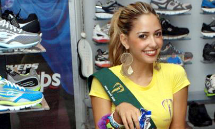 Thí sinh Hoa hậu Trái Đất hí hửng đi mua sắm