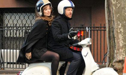 Jason Bateman và Olivia Wilde tình tứ trên Vespa