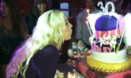 Bánh ga tô đẹp và độc của Britney Spears