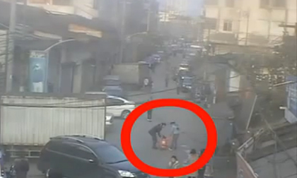 Em bé sống sót kỳ diệu khi mắc kẹt dưới gầm xe