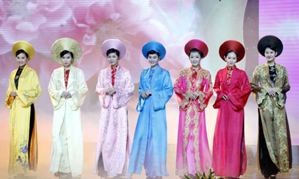 Áo dài tuyệt đẹp trong giao lưu láng giềng Việt - Trung!