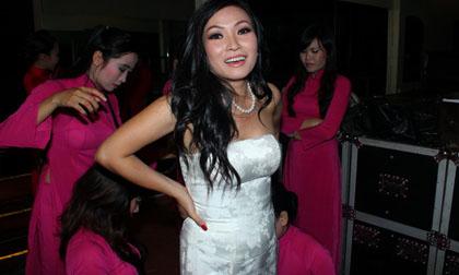 Phương Thanh gặp sự cố rách váy 