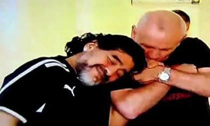 Vì sao cựu HLV Thái Lan xin hôn tay Maradona?