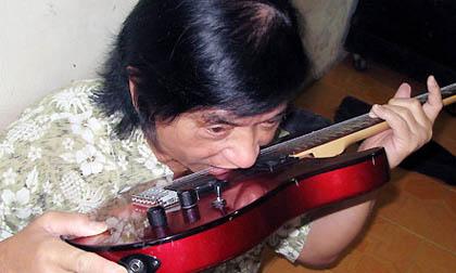 "Kỳ nhân" đánh đàn bằng răng 