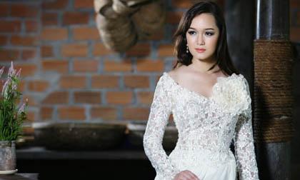 Thúy Vy quyến rũ lạ lùng với áo dài ren thêu