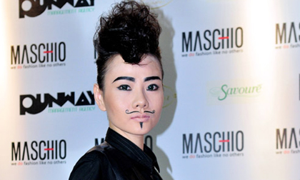 Dương Yến Ngọc giả trai dự tiệc thời trang