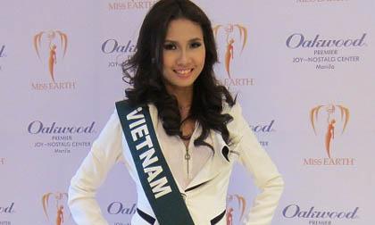 Phan Thị Mơ thanh lịch với vest trắng 