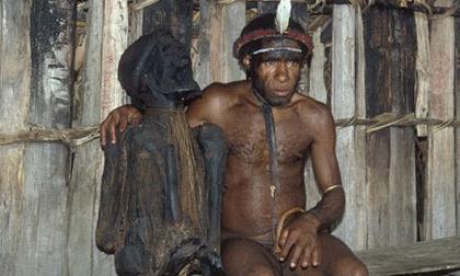 Rùng rợn bộ tộc sống chung với xác ướp