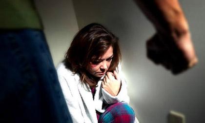 Ghen tuông rợn người của những ông chồng bệnh hoạn